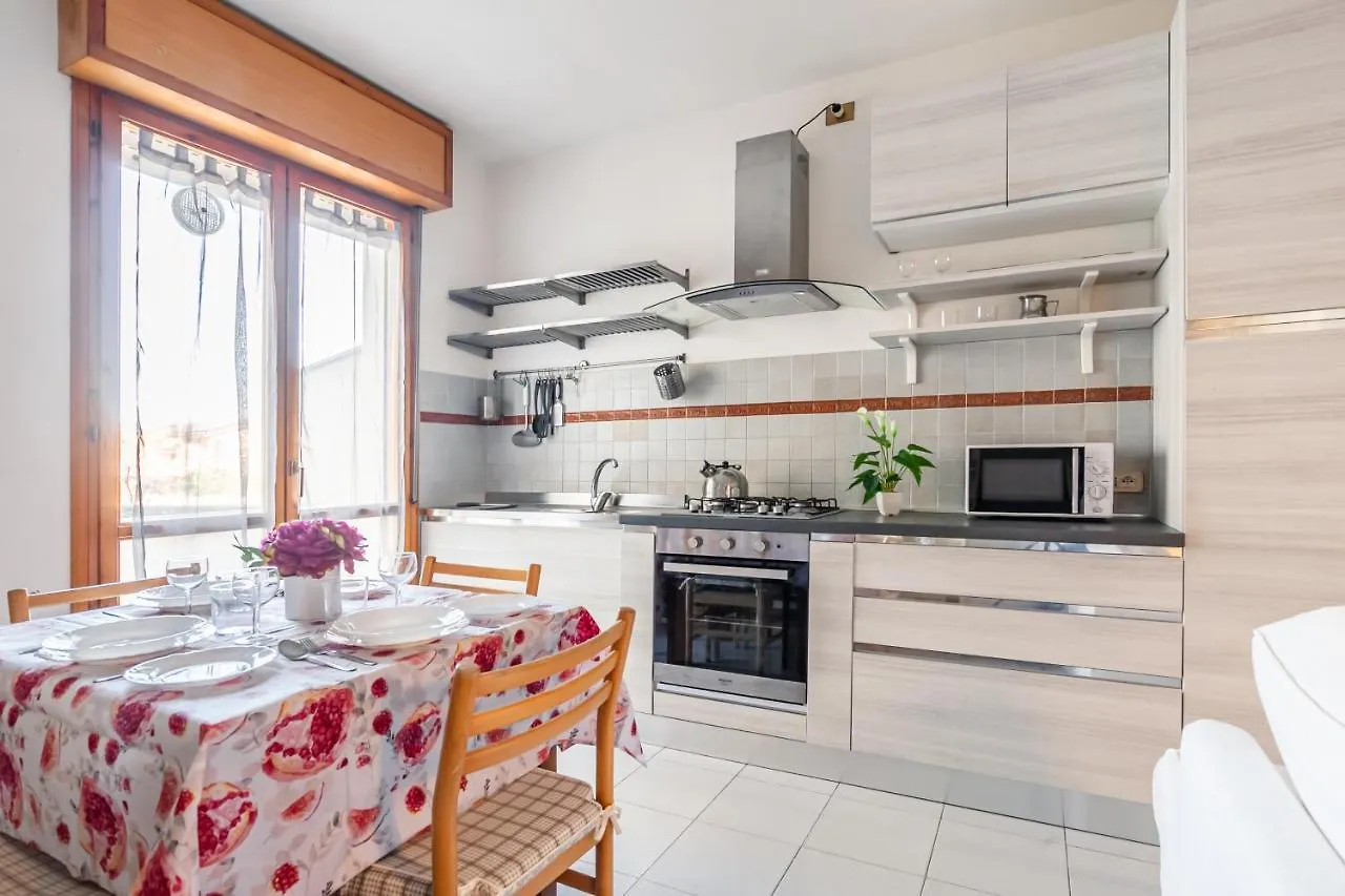 Cozy Apartment Near The Hospital With 2 Balconies! Pisa Italy