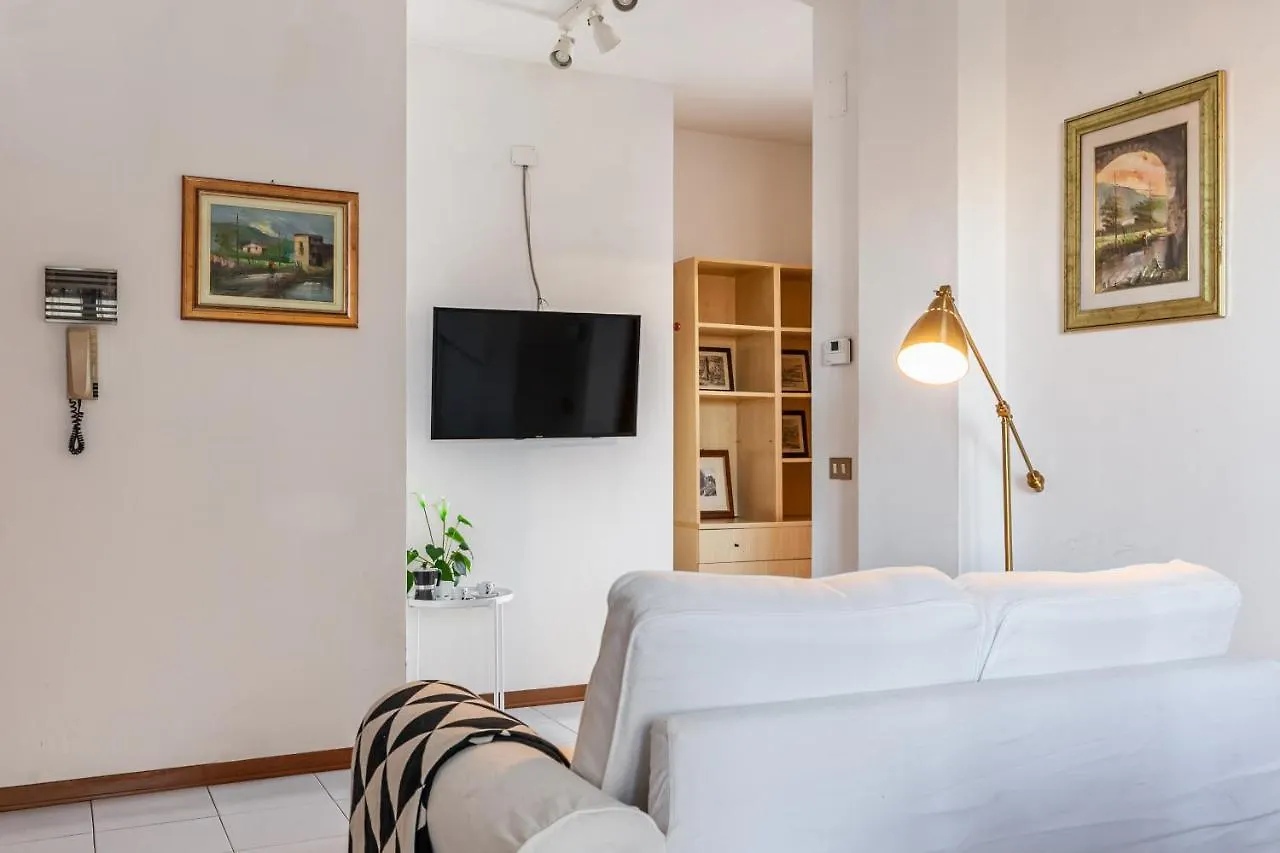 Cozy Apartment Near The Hospital With 2 Balconies! Pisa Italy